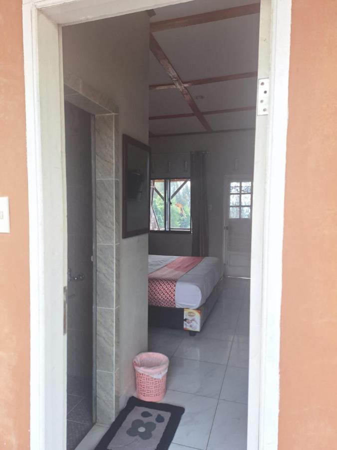 Ron'S Guest House Berastagi Backpacker Rooms Exterior photo